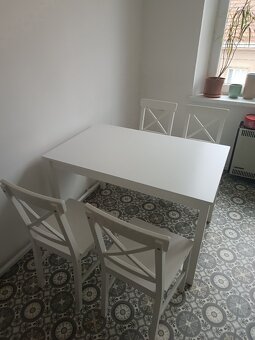 Jídelní stůl a 4 židle k němu - 2