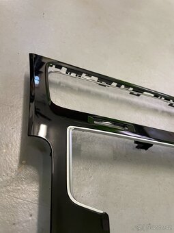 Rámeček displeje 8" Golf 7/7.5 - 2