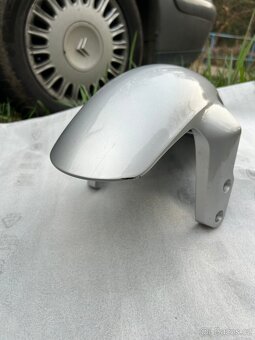 Honda SH125 23-25 přední blatník (61100-K2W-J100) - 2