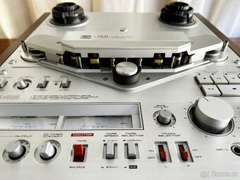 Kotoučový magnetofon AKAI GX646, registruje cívku. Funguje d - 2