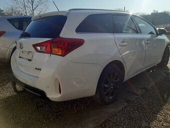 Toyota Auris podlaha kufru - 2