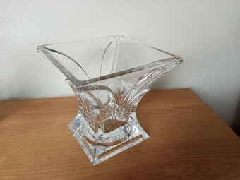 část sbírky skla a porcelánu - 2