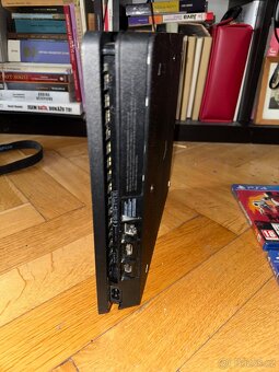 PlayStation 4 Slim 500 GB + 1x ovladač + 7 her (na discích) - 2