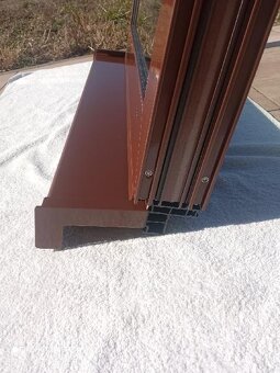 Hliníková pevná okna s parapety-hnědé 2ks profil Wicona NOVÉ - 2