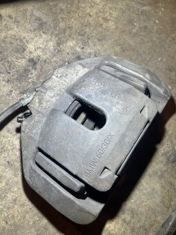 Přední brzdové třmeny - bmw e61 530xd - 2