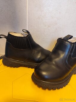 Zateplené černé kotníkové boty - 2