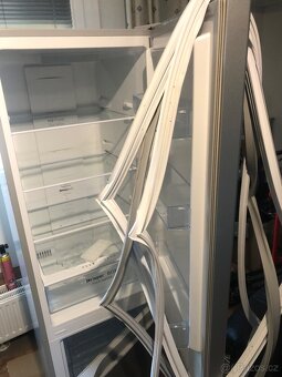 Šuplíky, poličky, skla, těsnění - 2