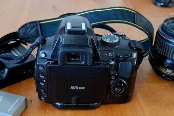 NIKON D5000 - baterie, nabíječka, popruh a objektiv - 2