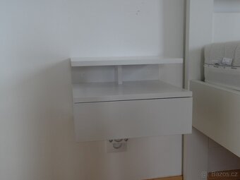 Závěsný noční stolek - 2