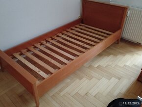 Postel s nočním stolkem - 2