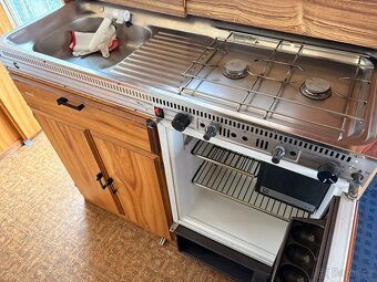 Buerstner 590/900kg, 100km/h - 2