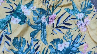 Kraťásky s volánkovým lemem vel.158/164 zn.H&M - 2