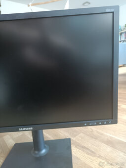 LCD Monitory Samsung 24" - 2