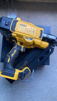Hrebikovacka dewalt+ hrebiky 63mm - 2