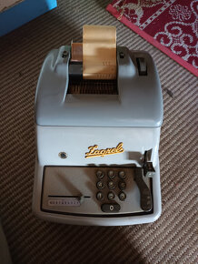 Starý Psací stroj a starý počítač - 2