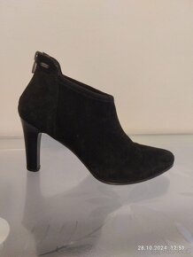 Prodám elegantní polobotky, semiše. V. 39 - 2