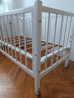 Stará dětská dřevěná postýlka na kolečkách - 2