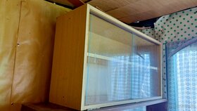 Dřevěná skříňka s posuvnými skly - 2