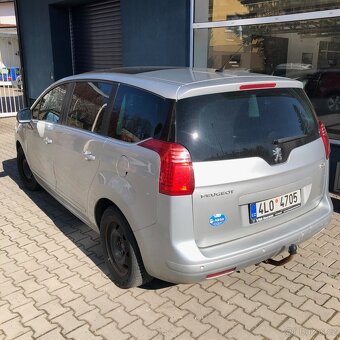 Peugeot 5008 1,6 benzín - 2