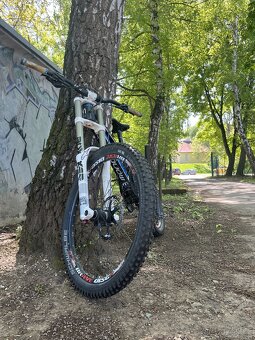 Celoodpružené custom downhill kolo značky Mondraker - 2