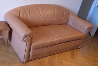 Prodáme 2 kožené rozkládací sedačky bez úložného prostoru. - 2