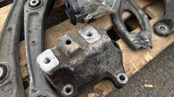 Držák převodovky Audi A4 B8 - 2