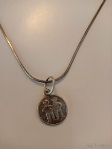 Prodám plný hladký stříbrný řetízek s přívěskem - 2