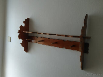 Dřevěná vyřezávaná polička - 2