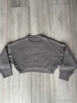 Krátký volný svetr - 2