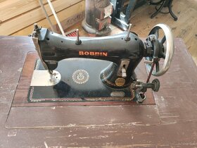 Starý šicí stroj Bobbin - 2