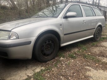 skoda Octavie 1,stříbrná , kombi ,náhradní dily - 2