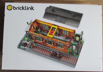 910033 LEGO Bricklink - Old Train Engine Shed - 2