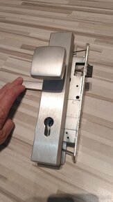 Prodam kování pro vstupní dveře se zámkem - 2