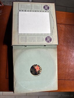 Sada vinylových desek v knize - 2