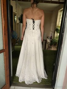 Svatební šaty bez ramínek s kamínky velikost 38 - 2