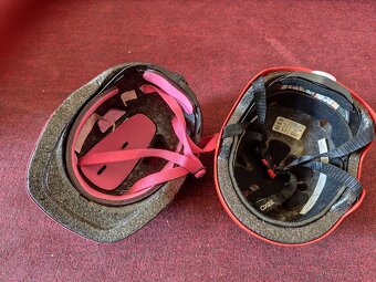 Dětské helmy cca do 10 let a brusle nastavitelné - 2