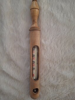 starý dřevěný historický teploměr - 2