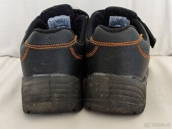Boty černé pracovní vel.37 polobotky mokasíny kus 100,- - 2
