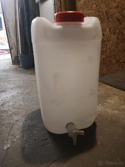 Prodám kanystry na vodu s ventilem 25l - 2