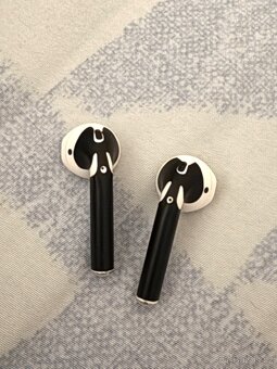 Airpods 2.gen (2019) ve skvělém stavu - 2