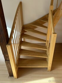 Interérové dřevěné schodiště se zábradlím na galerii - 2