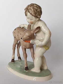 Starožitná soška, figurka, dítě krmí srnče, Hertwig, 14cm - 2