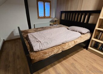 Dřevěná postel, černá s matrací - 2
