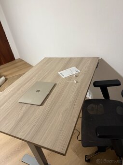 Výškově nastavitelný stůl - 2