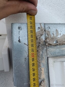 Výklopná plechová vrata s tažnými pružinami. - 2