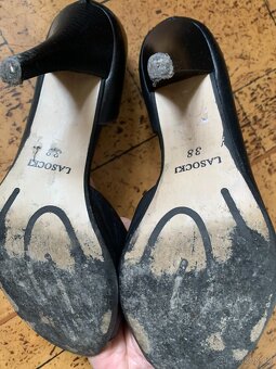 černé kožené společenské lodičky zn. Lasocki - vel. 38 - 2