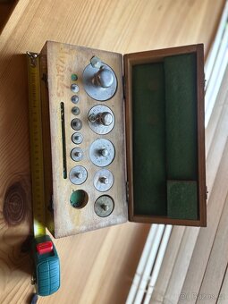 Závaží v dřevěné krabičce - 2