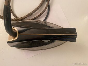 Stará funkční elektrická žehlička. - 2