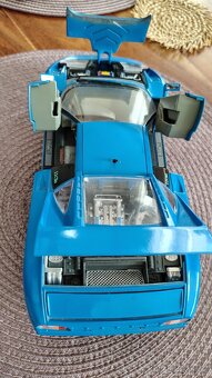 Auto Bugatti na stojanu - 2