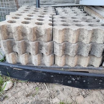 Daruji za odvoz betonové zatravňovací dlaždice 30x30x8 cm - 2